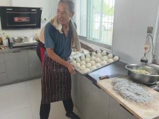暖心循环！帮厨积分换理发 社区书记变“Tony”