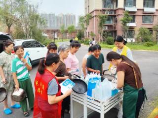 南苑街道三里屯社区开展“便民进社区，服务暖人心”活动