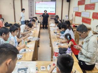 秦庄社区开展“手绘团扇·清风颂雅”DIY绘画活动