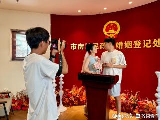 仪式感拉满！跟拍渐成年轻人领证标配，摄影师用镜头定格美好