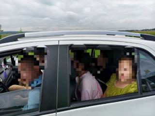 抹不开情面硬接“顺风车” 家庭聚会后超员上路被处罚