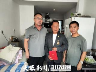桐梓县林业局上门颁发“光荣在党50年”纪念章
