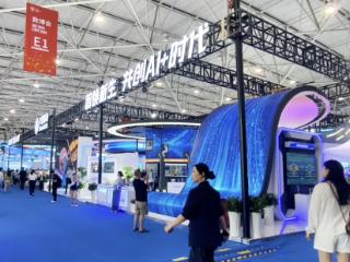 【2025数博会】中国移动携家庭生活新“伙伴”智能机器狗亮相数博会