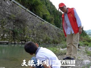 正安县庙塘镇： 退休干部助力防溺水 温情劝导护幼苗安全