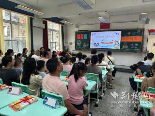 好“柿”发生 一年级新生迎趣味蔬果祝福