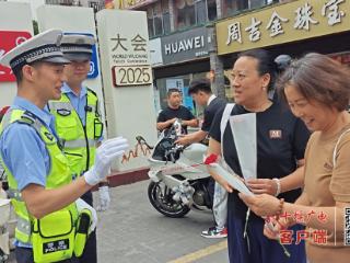 七夕“警”色浓 武当山交警送祝福传安全
