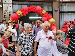 徐州睢宁县：我们的节日・七夕，61对金婚夫妇集体“秀恩爱”