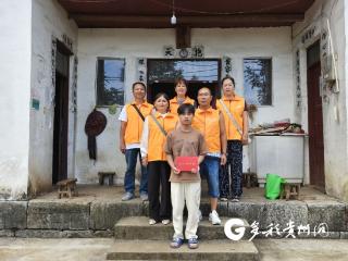 贞丰县阳光公益协会开展2025秋季助学金发放志愿服务活动