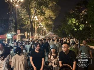 周末晚上的新民大街，逛不够！根本逛不够！