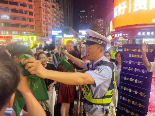 警力沉下去 服务提上来！南明交警暖心护航暑期游
