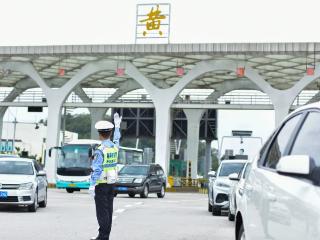 景中有“警”——贵州交警100℃的热情守护