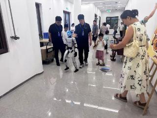 机器人、机器狗来临沂了！星汉灿烂数字文化体验展开启奇幻大门