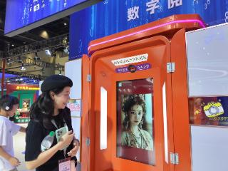 逛展也能上头条？孟加拉游客在数博会玩转新科技