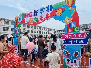 德州市湖滨北路小学雨中迎新，萌娃开启童年第一课