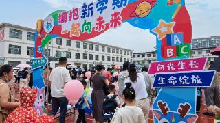 德州市湖滨北路小学雨中迎新，萌娃开启童年第一课