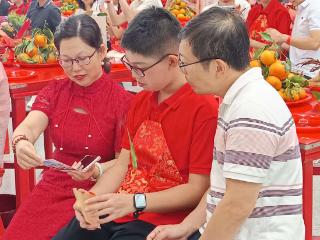广东汕头少年集体体验“出花园”成人仪式