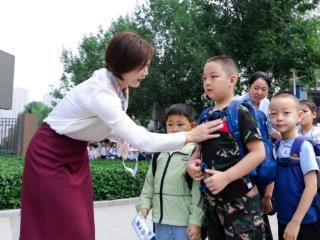 晋源区第十小学校迎新生：朱砂启智 笔墨书“人” 萌娃开启小学时光