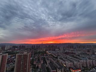 天边映彩霞 太原入画来