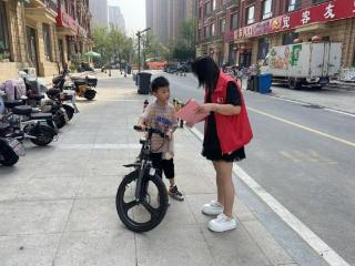 泰山区徐家楼街道万官社区开展开学前道路交通安全宣传活动