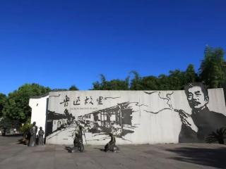 海报时评丨超越“掐烟”之争：鲁迅精神与健康中国，该如何同行？