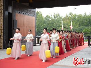隆尧县12对新人举办集体婚礼