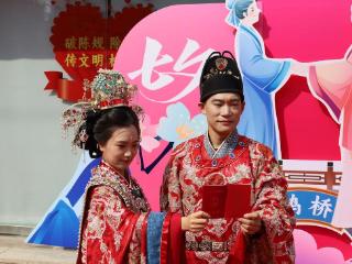 新中式婚典邂逅甜蜜市集，传统文化焕发消费新活力