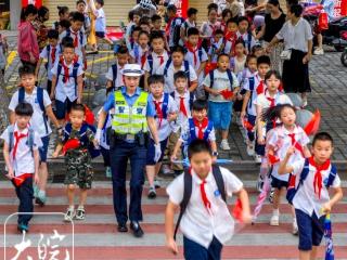 庐江：“警花”护航开学季