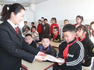 长岭法院：追“锋”而行 法徽熠熠