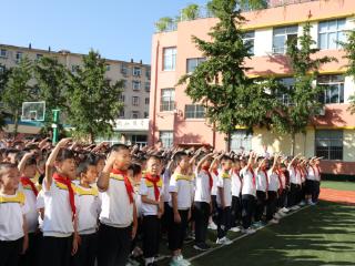 济南市七里山小学隆重举行“铭记历史传薪火 砥砺奋进向未来”开学典礼