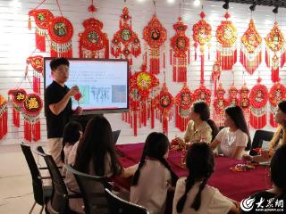 “结”缘红花，童承非遗——郯城选调生红花镇中国结非遗传承活动圆满举行
