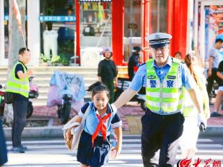 开学第一天遇周一早高峰，临沂公安交警全力守护平安上学路