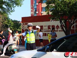 城阳交警护航开学季：护导安全路 宣讲平安行