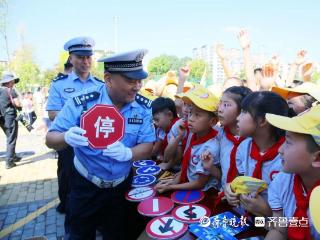 开学第一课“警”彩上演！李沧公安进校园送安全“大礼包”