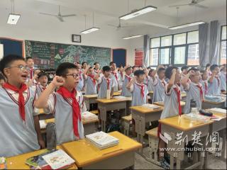 荆楚开学联播丨拜师礼诵校训 康宁路学校开启“第一课”