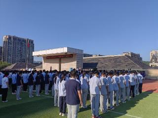 济南市历下区龙奥学校举办新学期开学典礼。