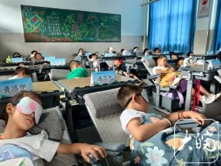 蚌埠一小学孩子们在学校能躺着午休