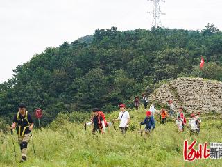 邢台40余名徒步爱好者穿越中太行徒步1号线