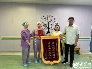 跪地施救显担当 怀孕护士勇救晕厥老人获家属感谢信