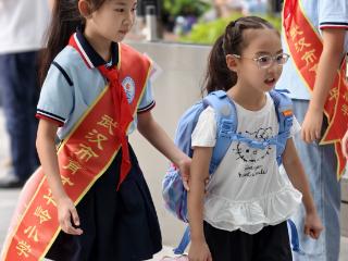 荆楚开学联播丨“江岸之光”照萌新