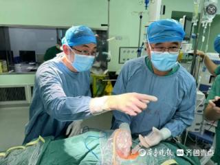 支架直放颈动脉，逆转血流冲出“堵路”斑块，大幅降低脑栓塞风险