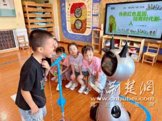 荆楚开学联播丨幼儿园开学首课 AI机器人带来“爱国故事会”