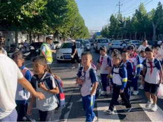 站好护学岗上好安全课 淄博博山交警全方位护航“开学季”