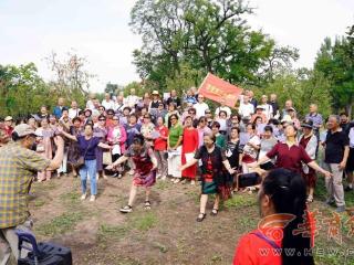 “什么是情？这就是情啊！” 这些“老三届”们又聚会了