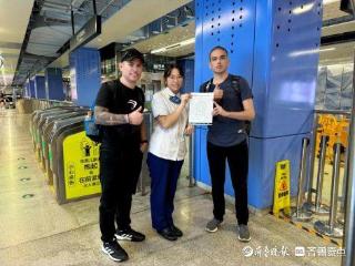 暖心地铁工作人员收获两封手写感谢信：一封纯英文，一封千里传书
