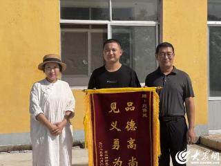 E起正能量（51） | 一汽车失控坠入潍坊仁和水库 车上母子命悬一线 东营刘保成勇救落水母子
