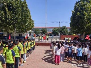广平镇中心小学举行秋季开学升国旗仪式暨安全教育国旗下讲话
