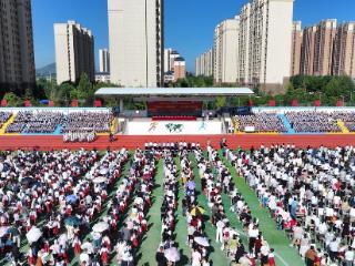 泰山区万官路学校开学当天，师生同上沉浸式大思政课