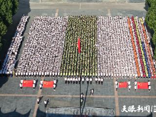 天安门国旗护卫队为何给贵州山区中学寄国旗？背后故事感人