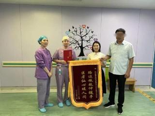 冯肖肖，你跪地救人的样子真美！