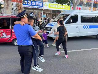 护学岗上“警”急救援！兰山城管开辟绿色通道送受伤孩童就医